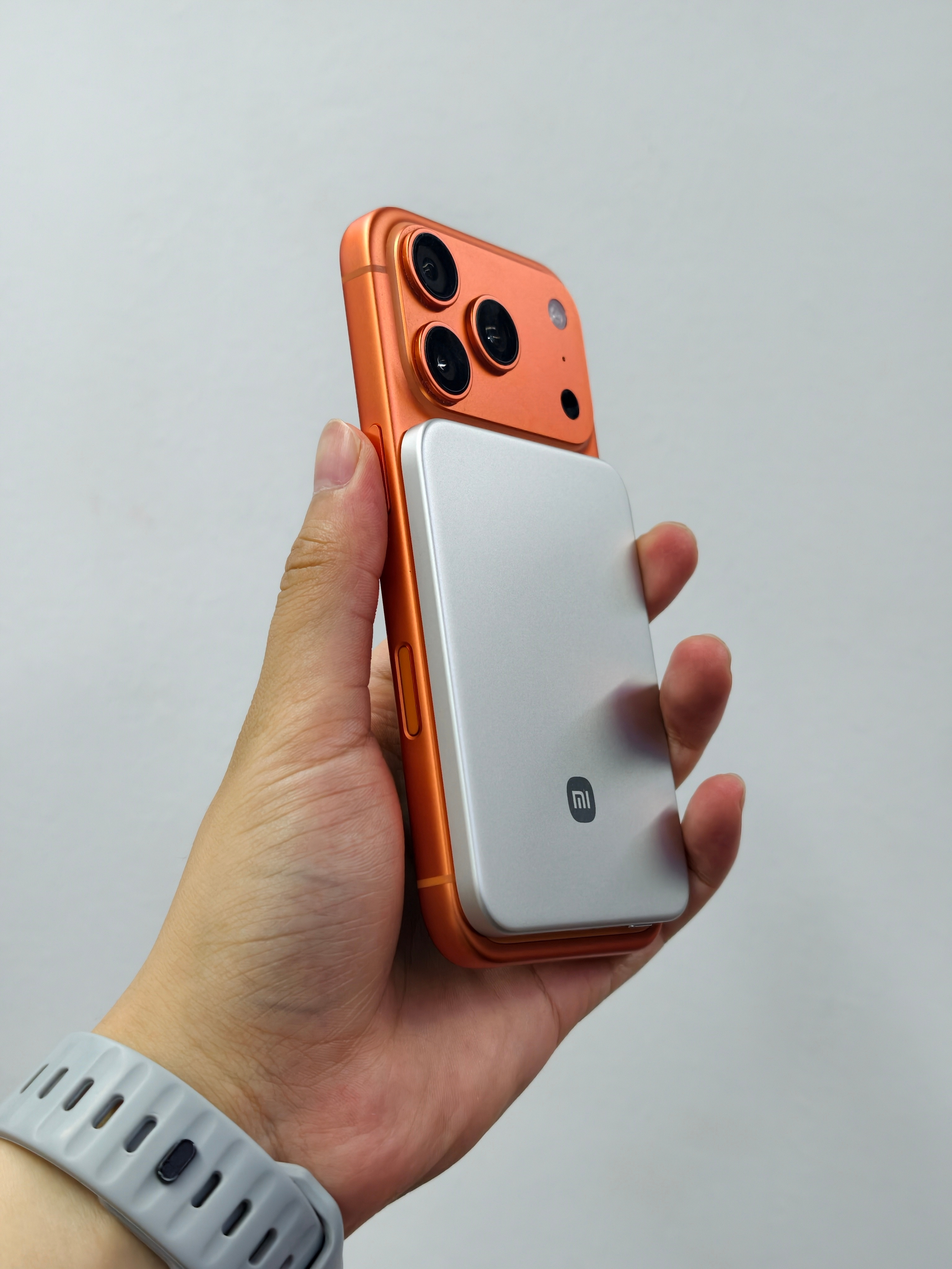 我知道小米这个金沙江充电宝很薄上手之后还是吓一跳真的是完全强兼iPhone和我的