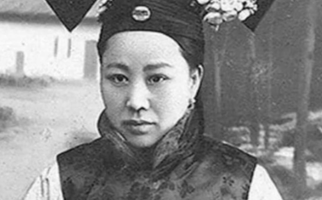 当溥仪的乳娘有2个规矩：一是喂奶，二是“毫无人性”！1908年，奶妈跟着溥仪一起