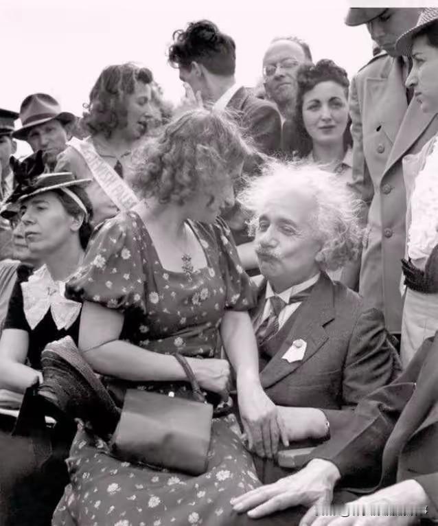 1911年，爱因斯坦爱上了表姐，疯狂的他连孩子都不要了，还用诺贝尔奖金做诱饵，成