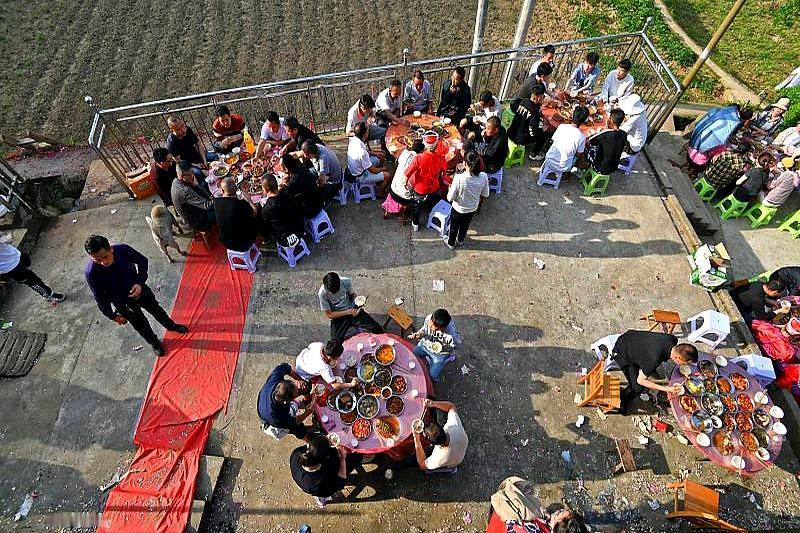 长沙这场婚礼，最狠的不是酒席白订了三十桌，而是临到跟前，男方翻出那笔43万转账。