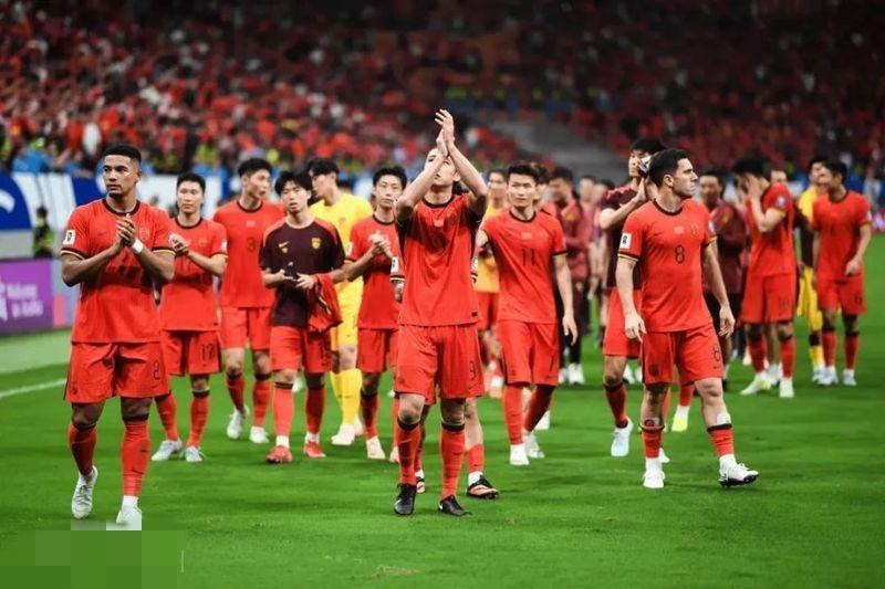 怒了！韩媒嘲讽中国男足：连世界杯都进不去，500万年薪纯属笑话！全网球迷炸