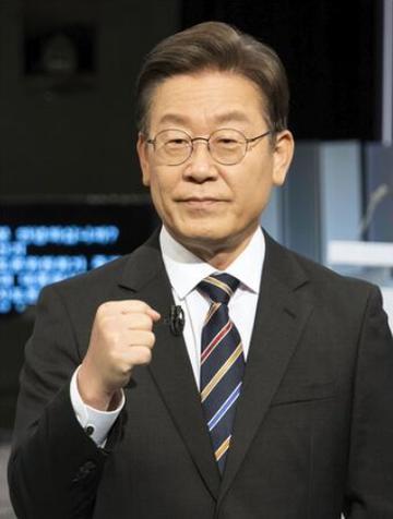 上任一年就跌谷底！李在明支持率崩到43.3%连跌4周，首尔和老人最先“用脚投票”