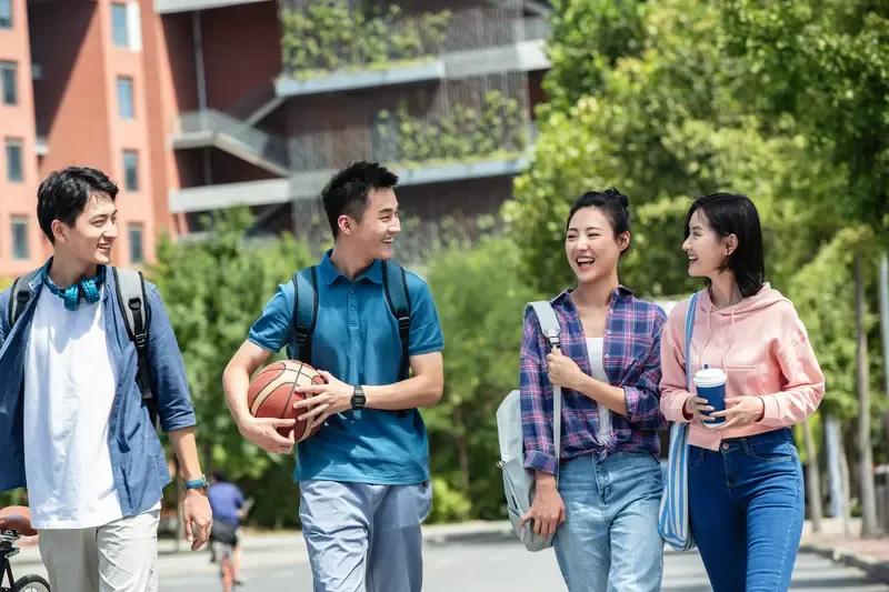 AI在校园“泛滥成灾”了！老师头疼！大学生用AI写论文让导师不满，都判0分。中