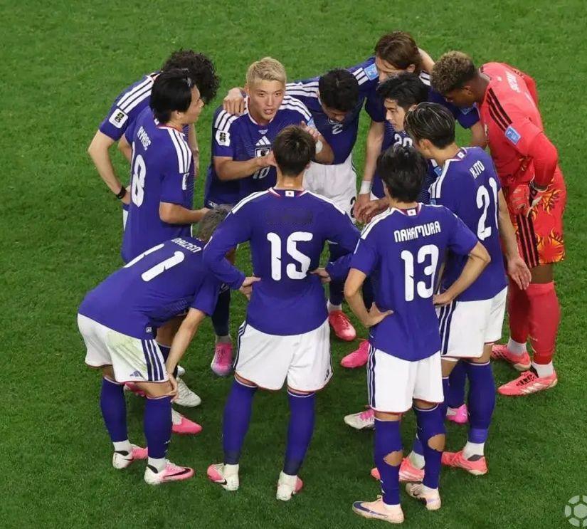 日本三前锋身价都是内马尔两倍，加起来超过5000万欧元。然后有人说，这样的日本队
