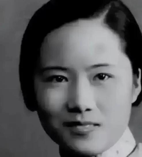 她帮美国造出原子弹，37年后回国，见到周总理第一句话是："我找不到父母的坟了。"