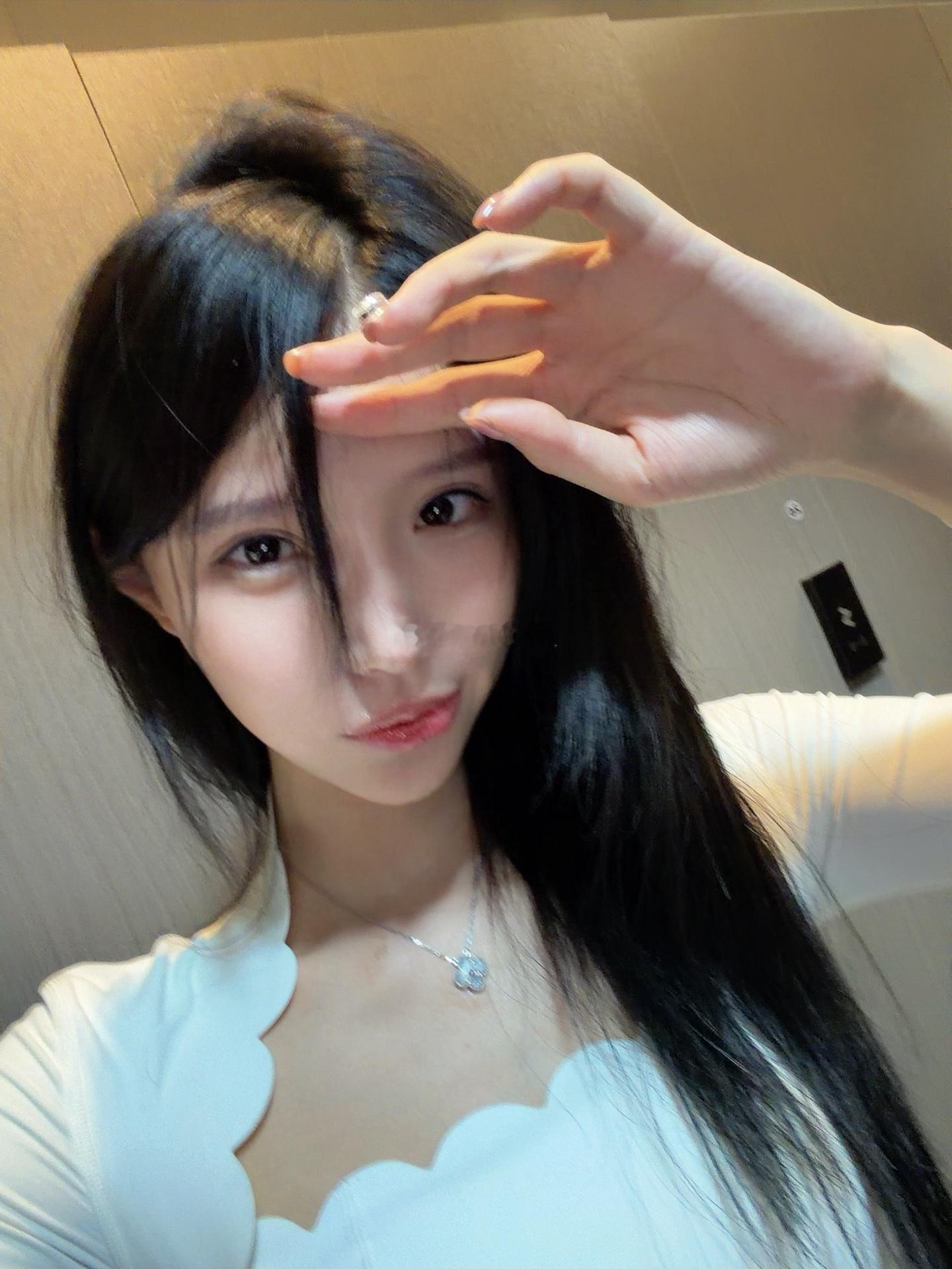 练完眼神清澈的像刚毕业的大学生