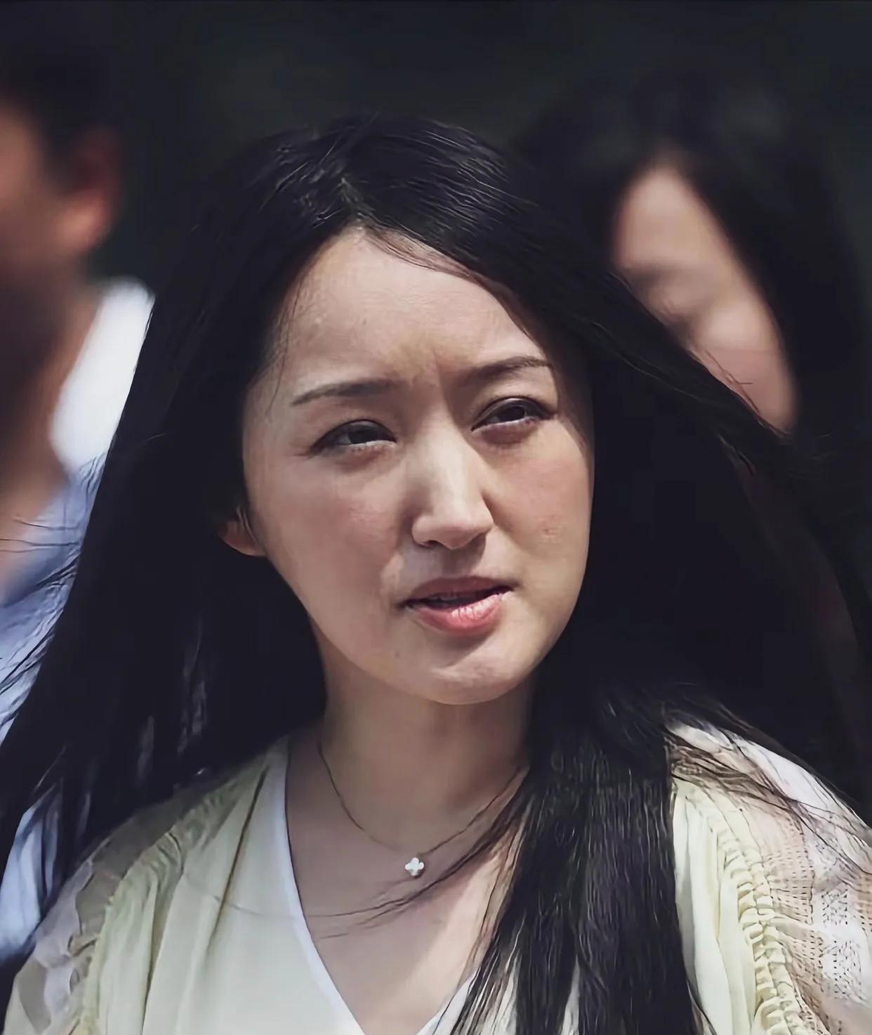 杨钰莹已经54岁了！保养真不错！皮肤白皙，自然老去的状态，没有一点医美痕迹，脸上