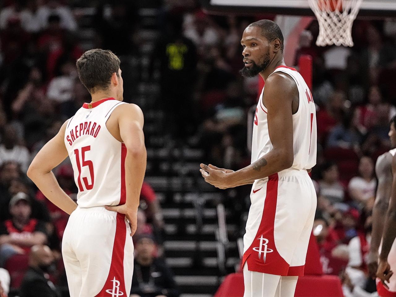 偏心实锤！杜兰特只疼谢波德一人。主场对阵雄鹿，第四节3分47秒，火箭110-