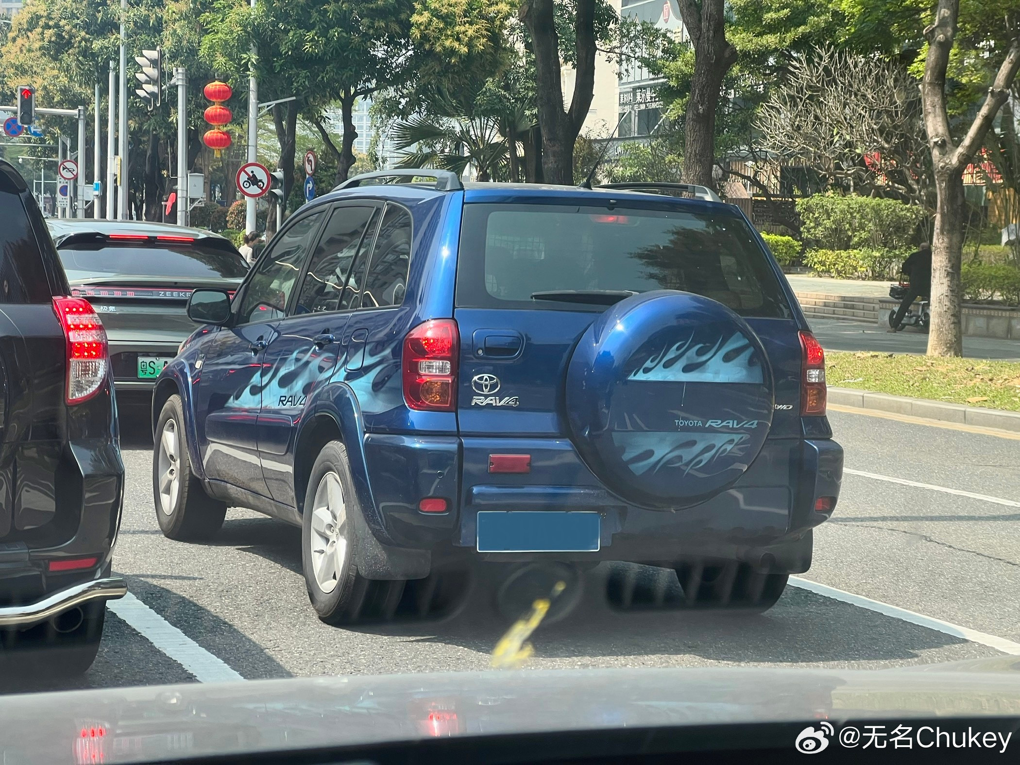 看到一台非常漂亮，原厂度非常高的2代丰田RAV4，蓝色外观，原厂拉花，原厂备胎罩