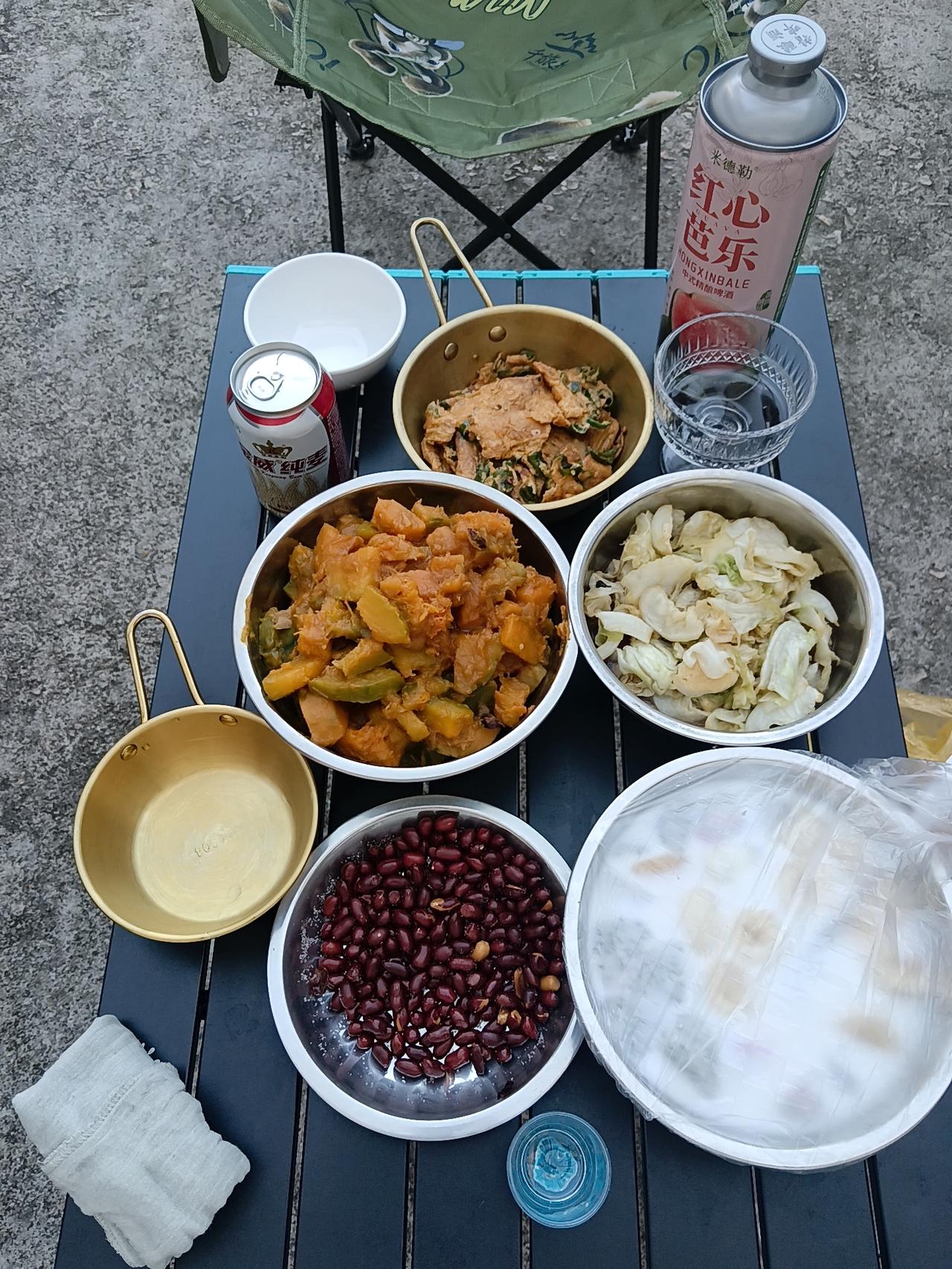 和车友结伴自驾，我们选择了AA制。买菜做饭、逛景区吃特色小吃，连打车回驻车地，都