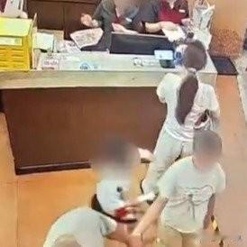 简直是无语。4岁男童无意触碰到女子臀部，竟然被女子要求其道歉，女子揪住男孩衣领