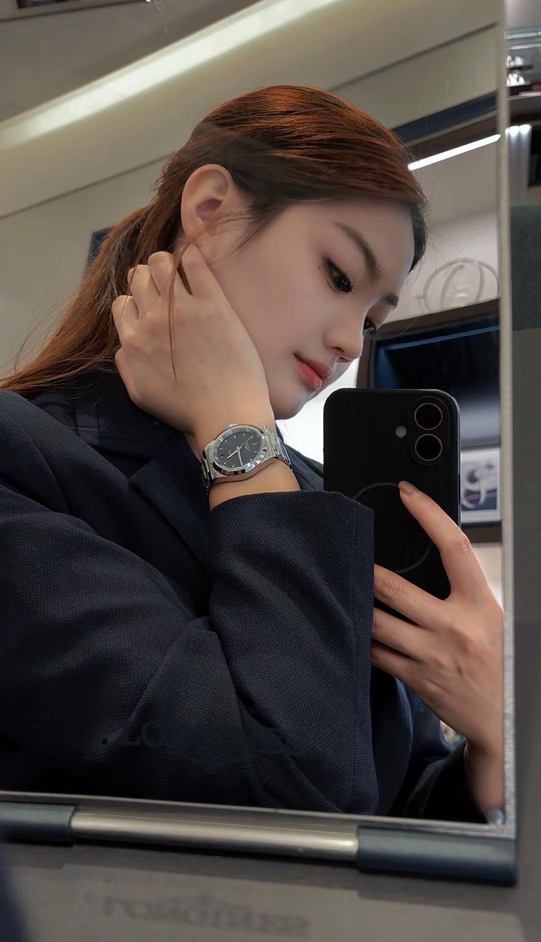 浪琴这回没打广告，打了场仗。极光绿的表圈，霜银的表盘，不是为了好看，是告诉你：
