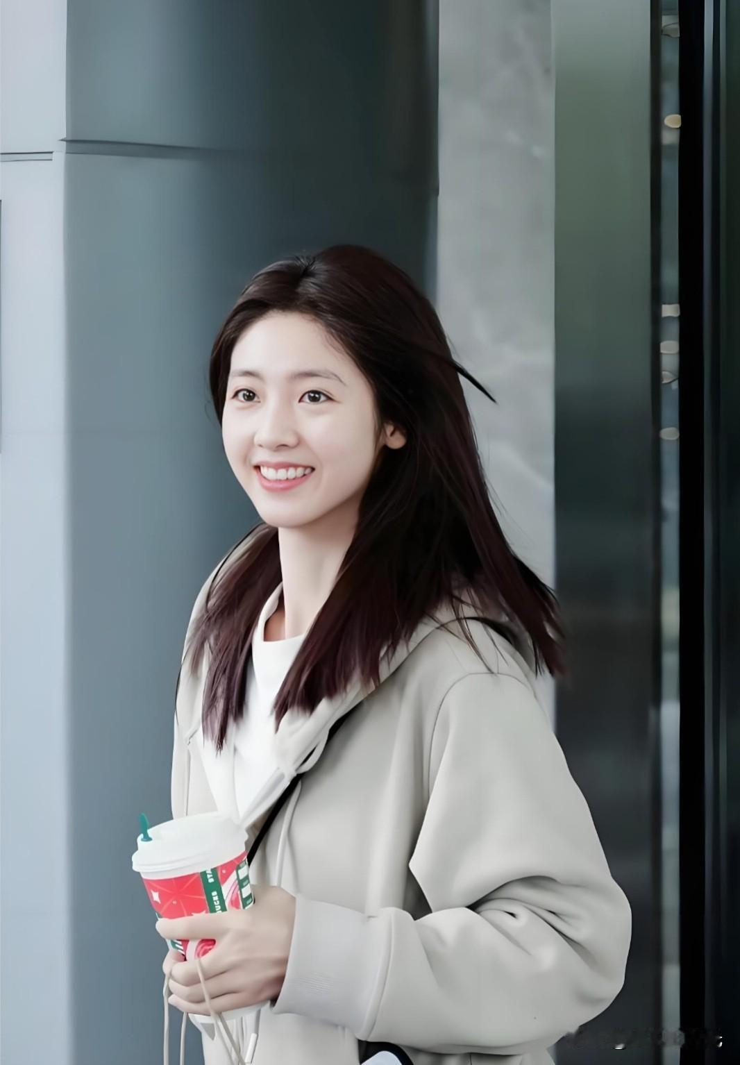 邢菲上热搜了，邢菲发文道歉了，网友却说:她只不过是犯了一个大家都会犯的错。