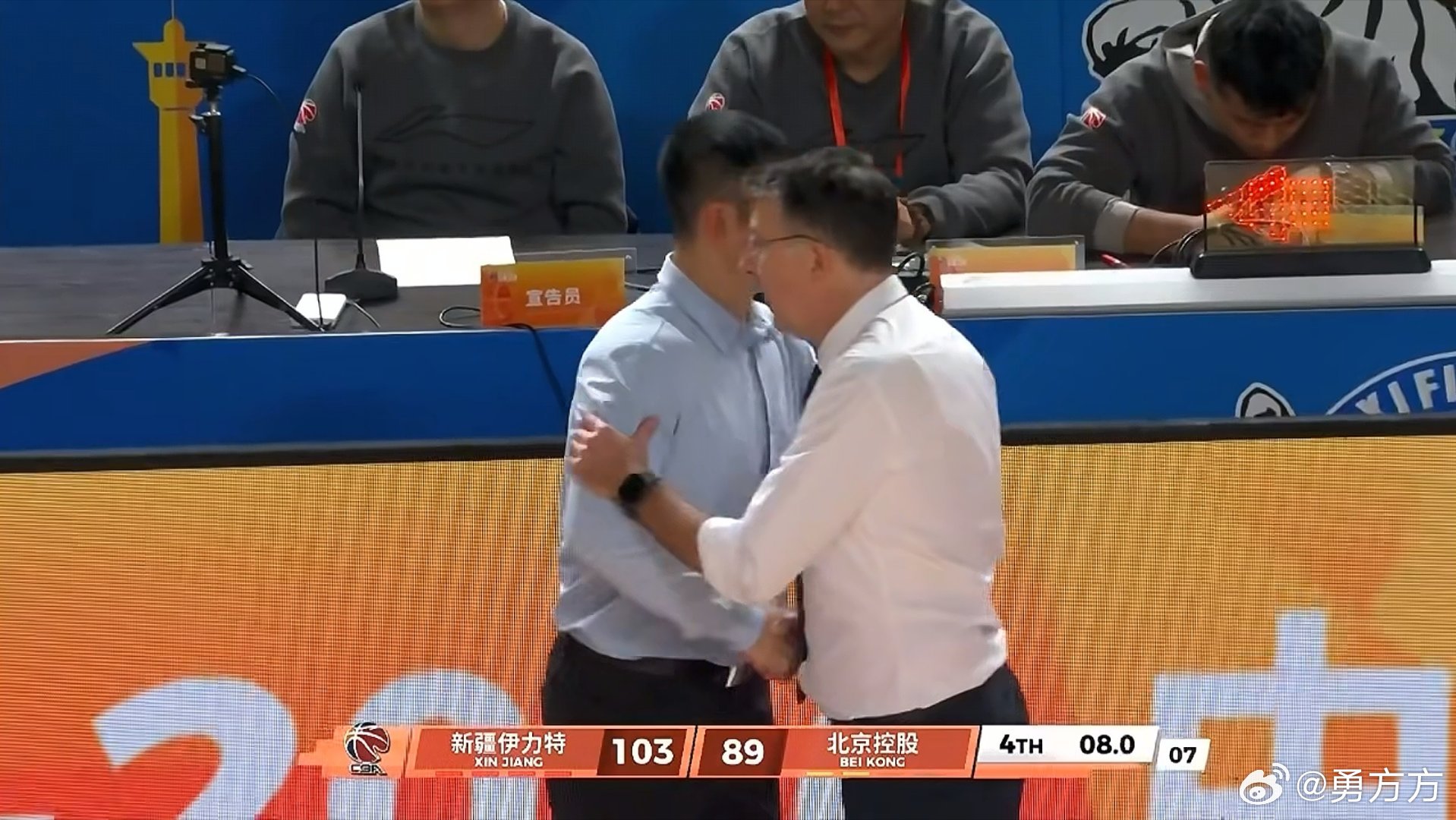 新疆男篮vs北控男篮前任完胜。从场面看，新疆进攻端的整体性更好，这是格兰的功劳