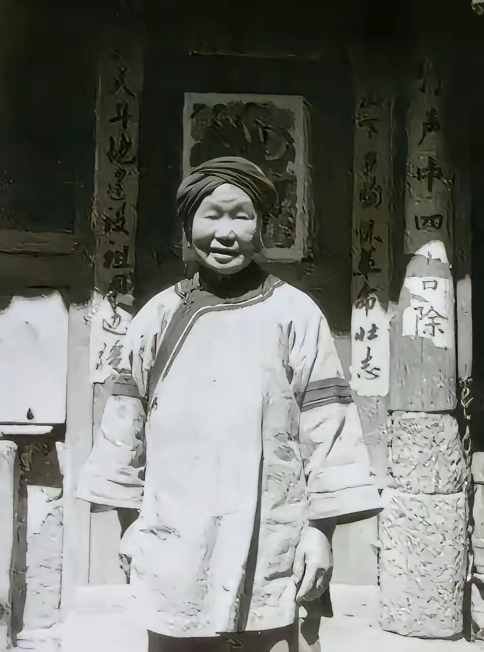 1943年，一个女乞丐正要出城，日军怀疑她是地下党，竟让她当众脱下衣服，这时，女