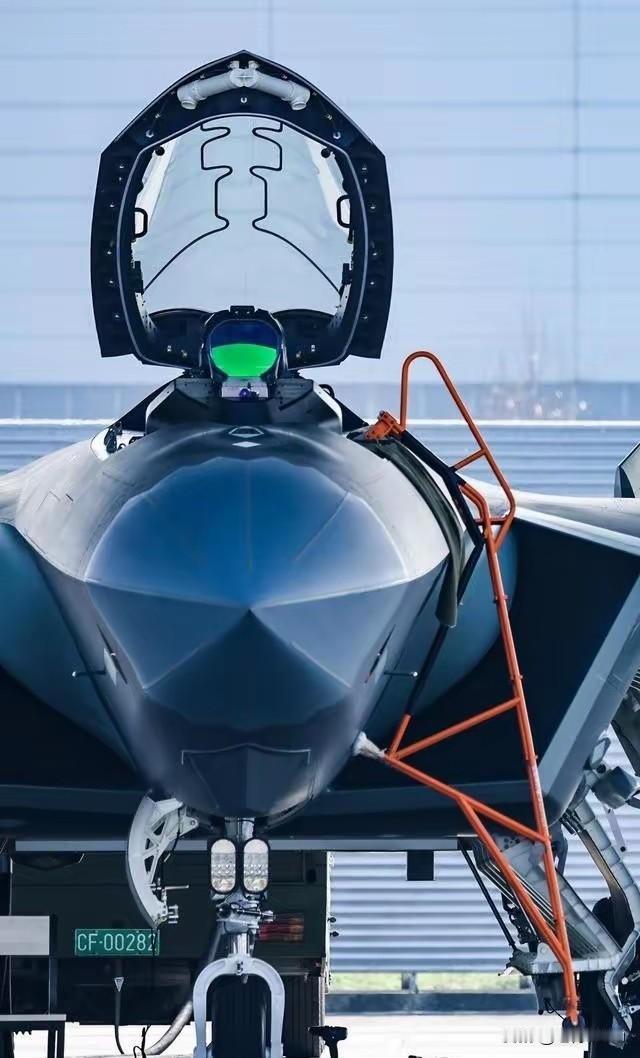 官媒2026年接连转发视频，杜文龙称特别期待轰20亮相，还暗示中国空军可能有另一