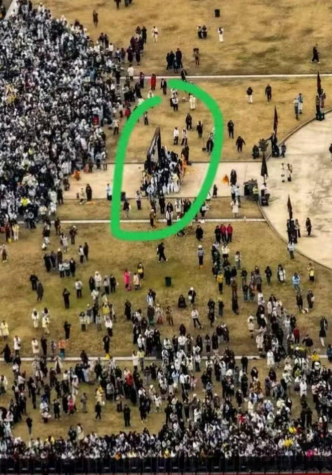 我还以为人挤不下了，站别人圣地巡礼四个字上，合着周围完全站的开，非要站别人物料上