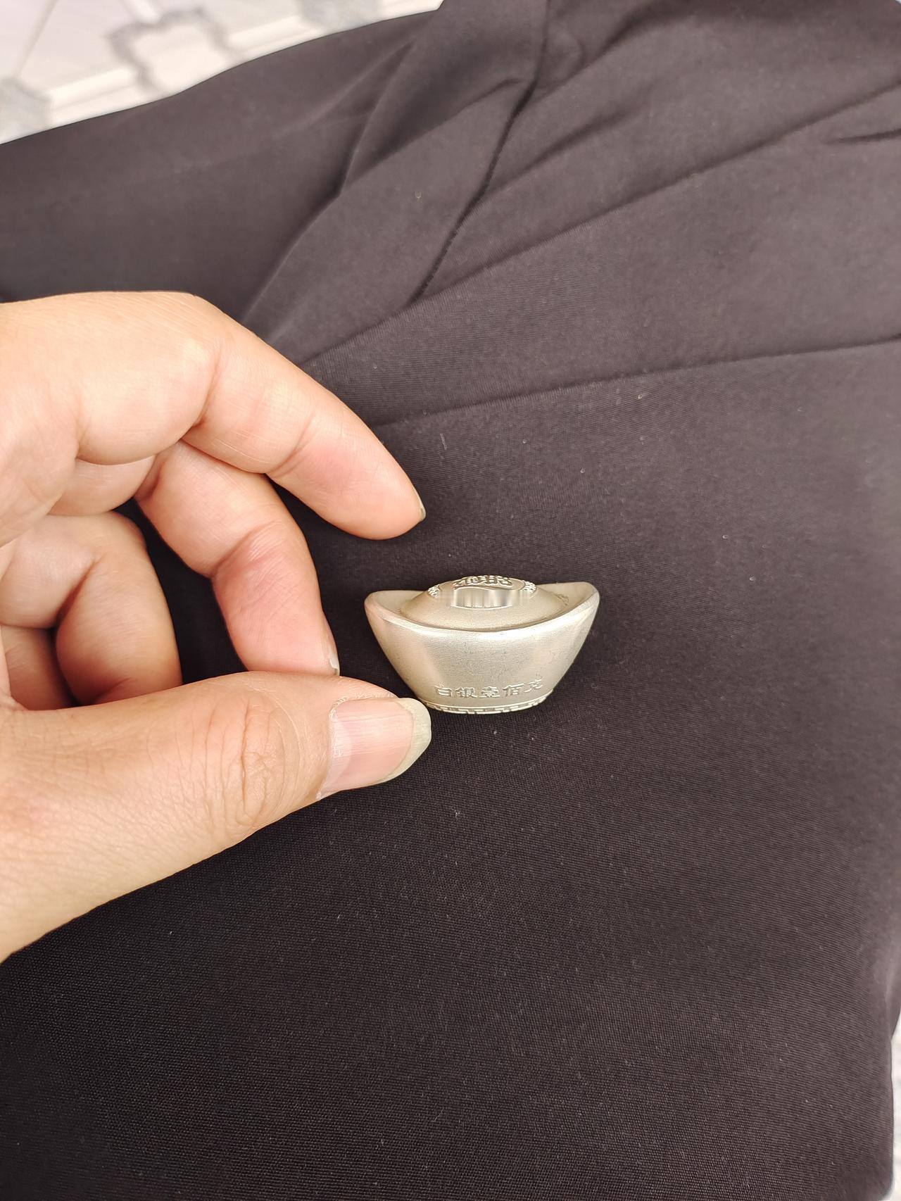 最近白银价格飞涨，近15元一克了。不甘落于人后，咬咬牙，还是忍不住买了几个一