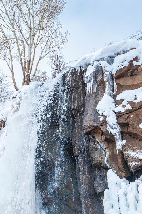 水心邀对谢邀上联：腊月凝寒天地冻，下联：梅淀风嘶雪覆川，下联：岁暮锁封万物