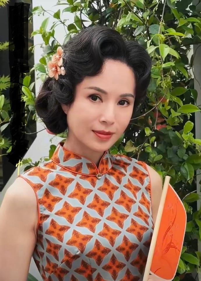 最近李若彤现身苏州，她这次是特意去体验旗袍文化的，李若彤穿上旗袍之后被夸漂亮，她