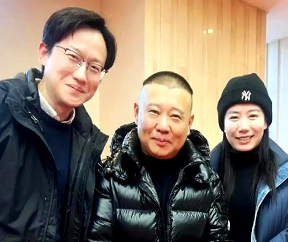 裘英俊不是郭德纲师叔，一块墓碑戳穿了相声圈30年的谎言。想象一下，你师爷的