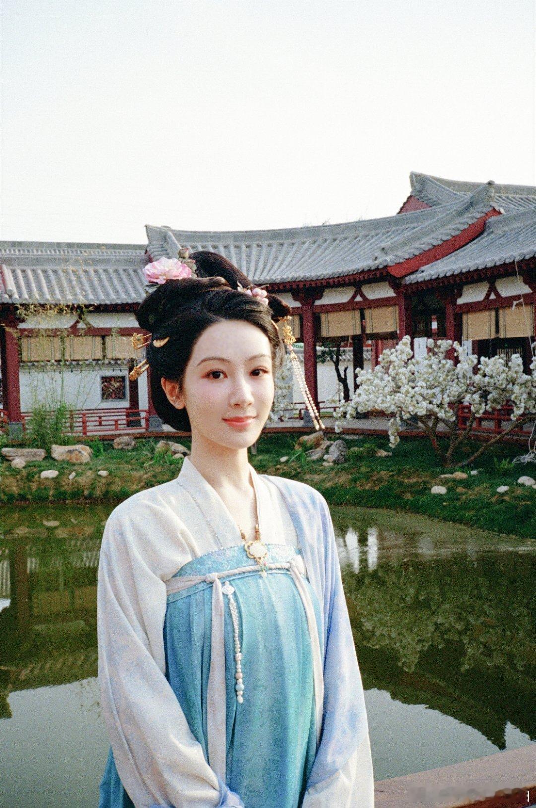 李现发了三张杨紫锦绣芳华李现镜头下的杨紫是温柔天花板！三张图里何惟芳灵动又甜，