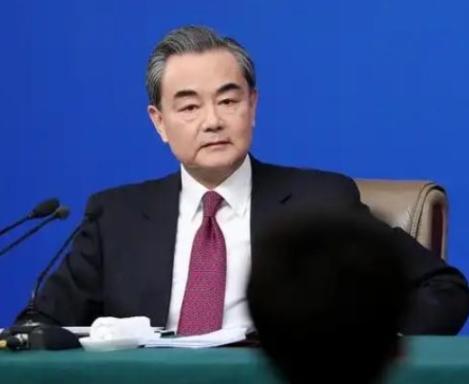 现在不管日本背后有没有美国，咱们已经不打算继续等下去了，王毅直言：我们有权对日本