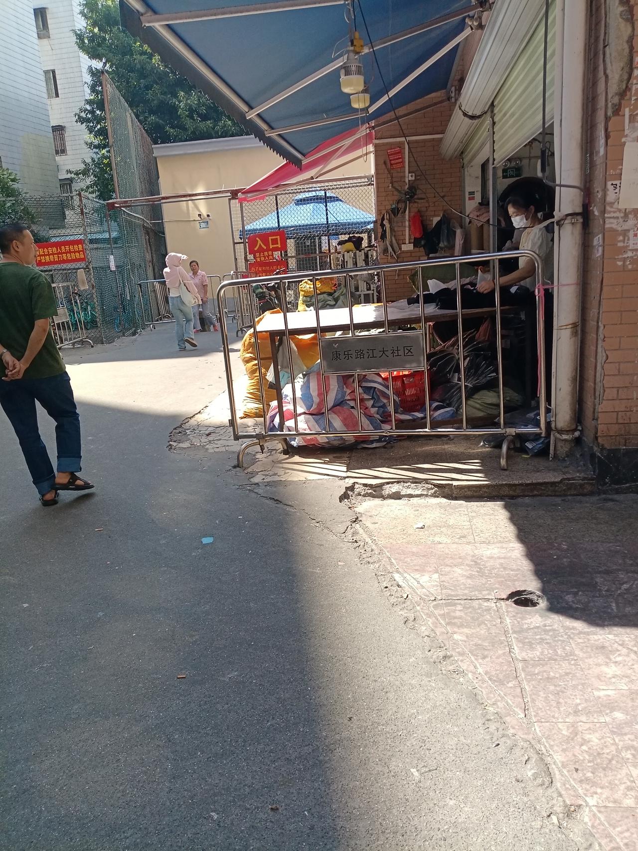 广州鹭江球场后门,好多工厂都忙起来了,尾部大姐在加紧的包装衣服,包装好后,送往批