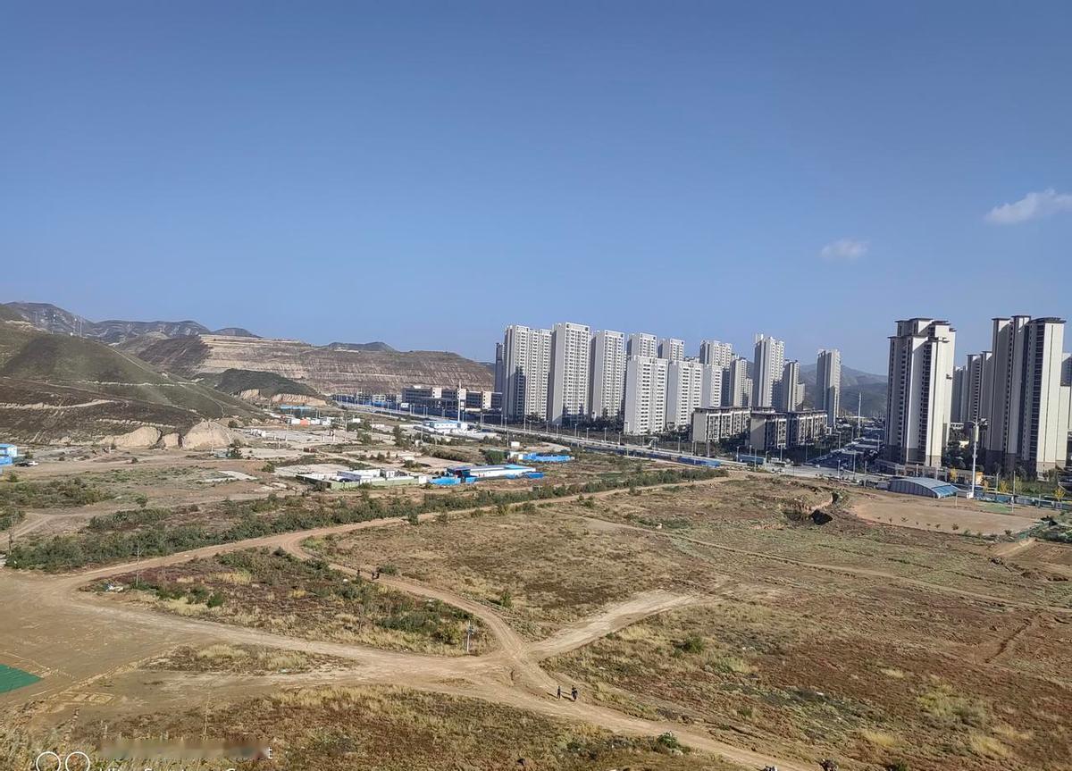 孩子要穿汉服上学，妈妈一句话让全班沉默了。不是不让穿，是得看场合。幼儿园不是