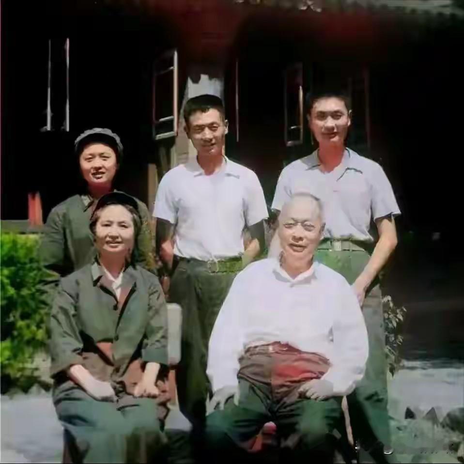 这是陈毅元帅与夫人张茜及子女的家庭合影。陈毅是开国元帅，文武兼备，为革命事业与新