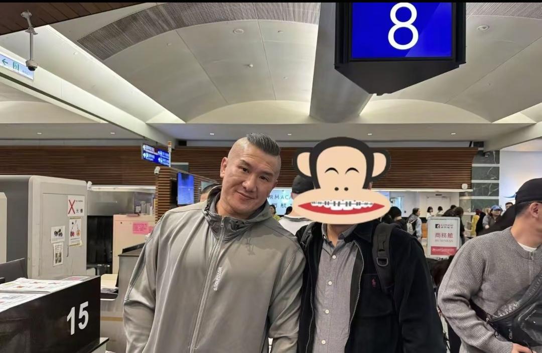 11月18日晚上，网友在澳门机场偶遇网红馆长陈之汉了，这次去澳门是谈生意合作去了