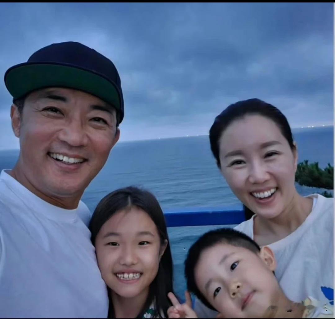 安在旭早年和当下照片。彼此滋养的夫妻就是这样的面部状态。
