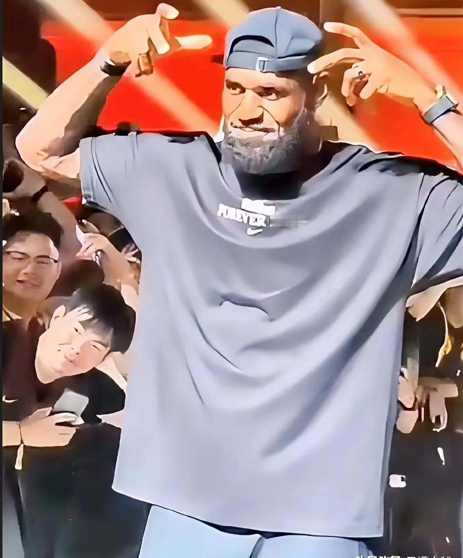 詹姆斯当众加冕！自戴王冠詹姆斯笑了这操作谁不服？北京夜风37℃，老詹
