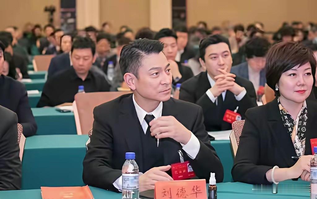 演而优则仕。我们的刘德华天王当上中国影协副主席了。有一说一，以刘天王的人品，艺