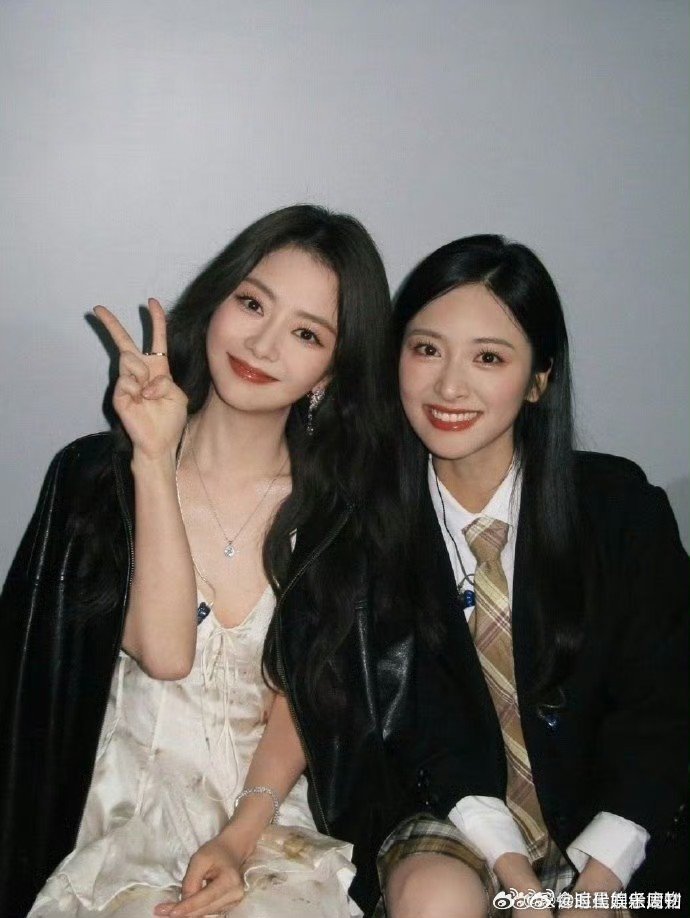 沈月给谭松韵送生日蛋糕沈月送谭松韵生日蛋糕细节见人品，沈月默默给谭松韵送生日蛋糕