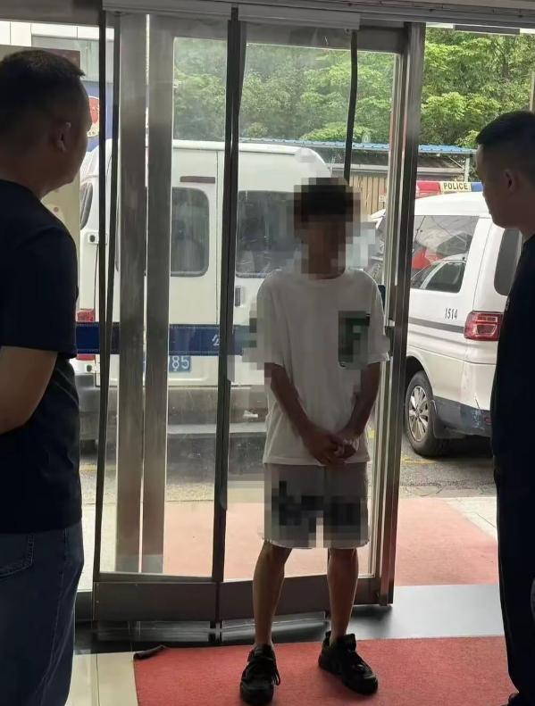 湖北武汉，一男子频繁骚扰一个还在读初中的小姑娘，但小姑娘非常纯真，对他置之不理，