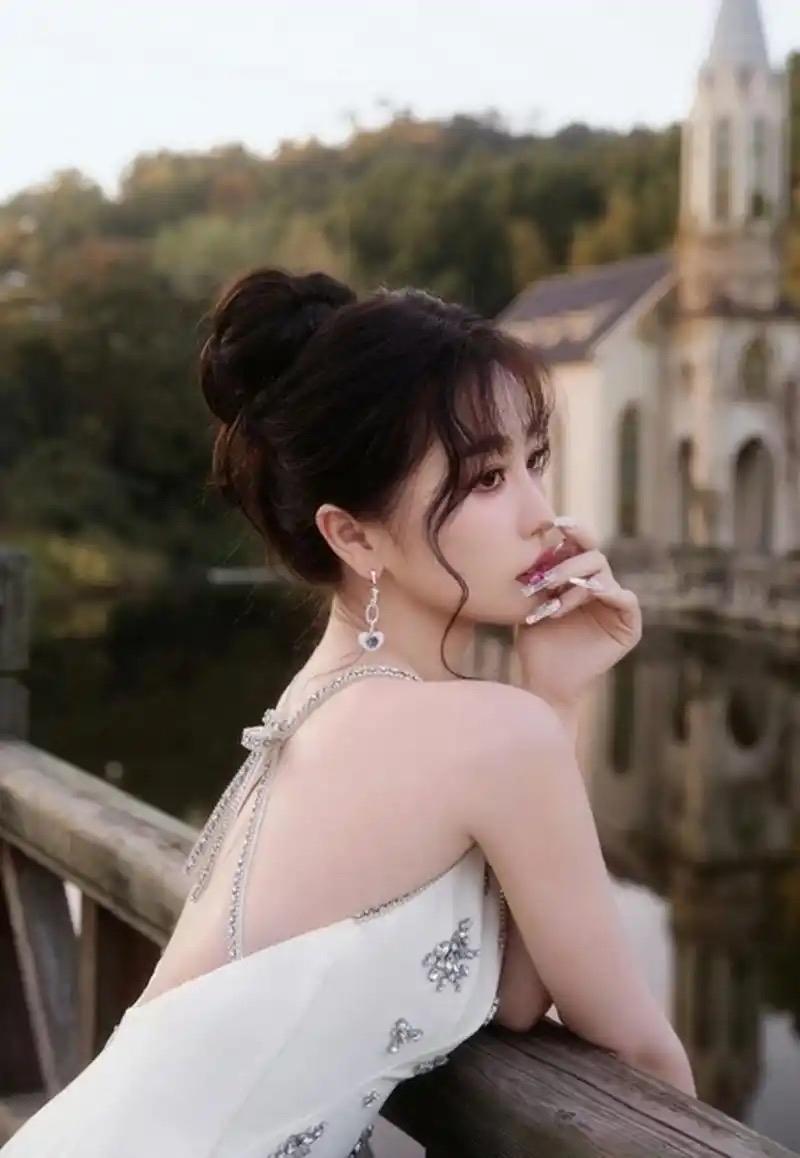 路人偶遇虞书欣穿露背装乘车！长发半遮美背，甜妹秒变"甜辣天花板"🔥近日有网