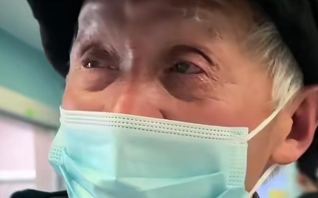 她是我心中顶好顶好的老太婆。家住舟山的81岁陈老伯每天都乘车去看望在宁波IC