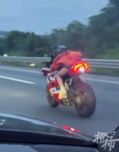 “不作死就不会死！”G15沈海高速，一名年轻女孩，骑红色杜卡迪Panigale