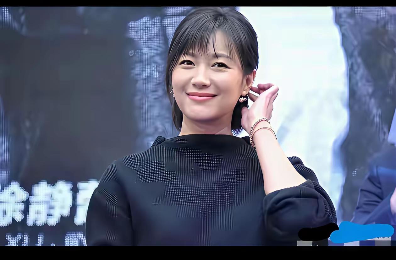 娱乐圈里，徐静蕾一直顶着“才女”标签，一手字更是被吹成“娱乐圈书法天花板”，甚至