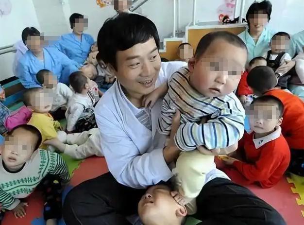2009年，河南医生宋兆普免费到孤儿院看病，可没想到竟发现8成孩子的肚皮比纸还薄