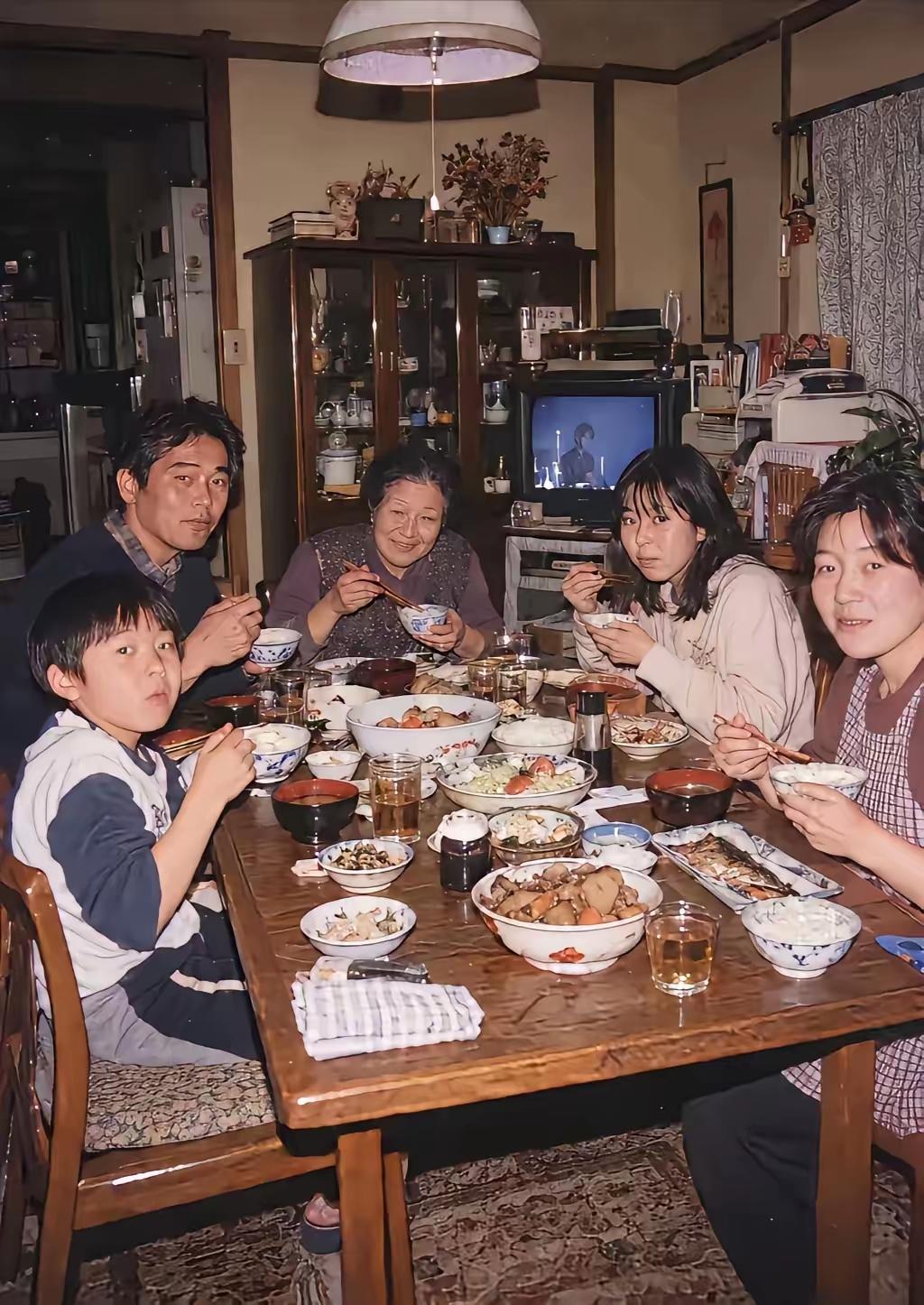 昔日好条件，全家吃晚饭。佳肴丰盛多，说笑电视看。