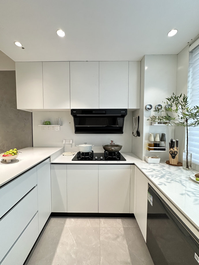 又一套半敞开厨房，4-6平米的可以参考..