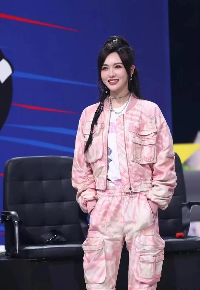 谁懂啊！唐嫣这组造型直接美出新高度！高马尾编发搭配粉白扎染工装套装，又甜又飒，少