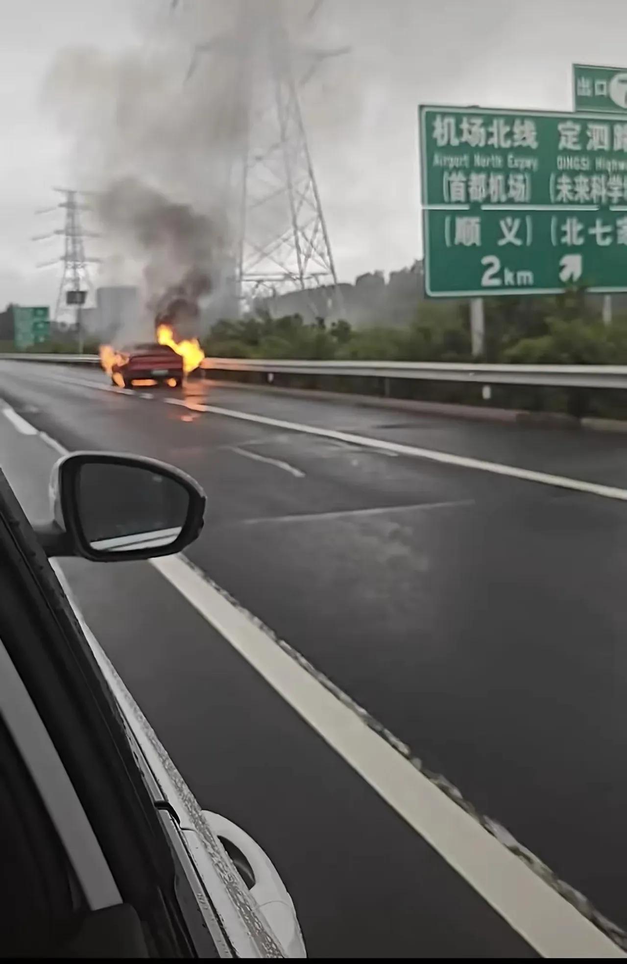 上次漏车标被警告了，这次看不到车标吧，怎么燃的我也不知道，不敢说自燃了​​