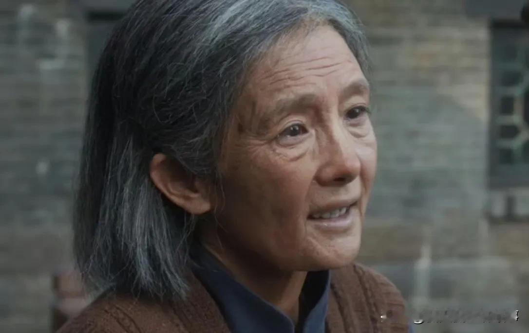 杨幂这老年妆是真的把细节控狠狠拿捏了！脸、手的状态不说，连牙齿都带着老年痕迹，磕