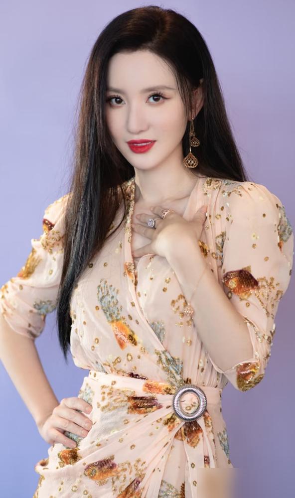 就为了一对假耳环，我几千万投资的大剧直接扑街。小姑娘成人礼，戴了副耳环发照片