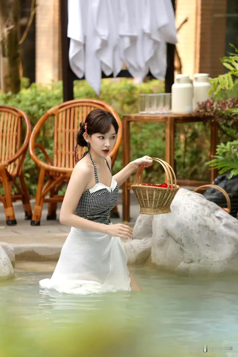 拿着玫瑰花瓣花篮的程潇，是准备在泳池中天女散花吗？程潇美女