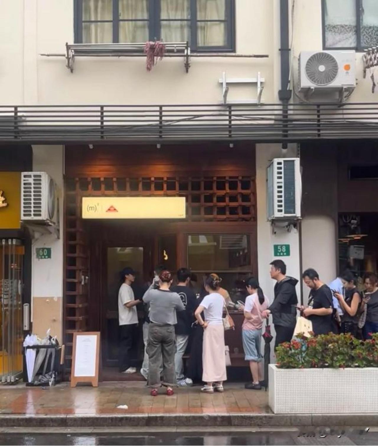 上海多人暴雨中排队喝“零下80度咖啡”，店长：日销500至800杯，杯子可带走