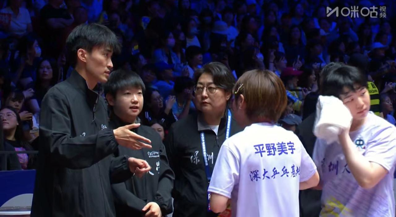 平野美宇赛中接受孙颖莎教练员的谆谆教诲。平野美宇适应能力还是强啊。25年乒超联